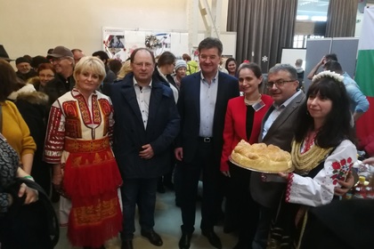 Впечатляващ български щанд на дипломатическия Коледен базар в Братислава 